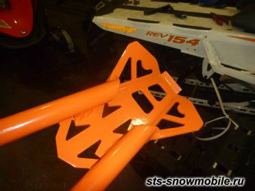 Новый передний бампер на Ski-Doo Summit X 850.  Не совместим с дополнительной пластиковой защитой (толстостенная труба АМГ5). артикул STSПБс017